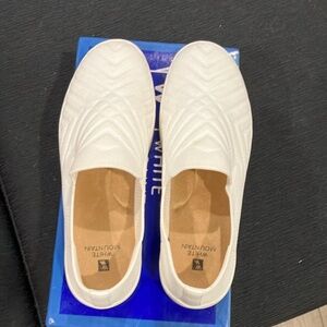 Women’s White Mountain knit white slip on sneakers in EUC